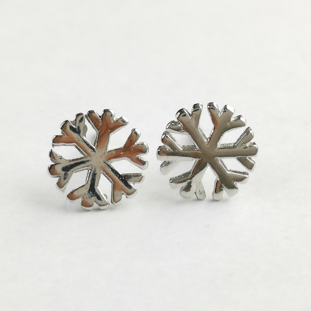 Sterling silver snowflake stud earrings 🆕